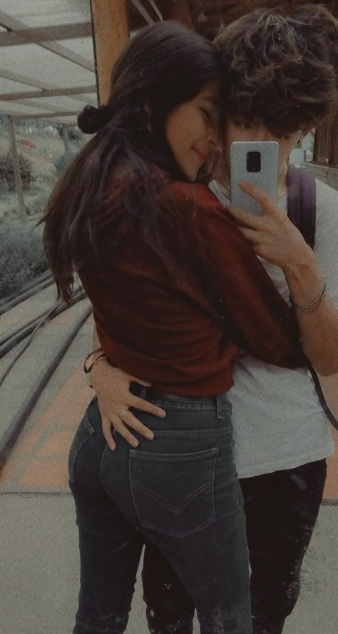 Couple Selfie, Love In The Air, Gf Bf, Aesthetic Couple, Cute Couples Photography, Friend Poses Photography, Couple Picture Poses, Cute Couple Poses, Photo Poses For Couples