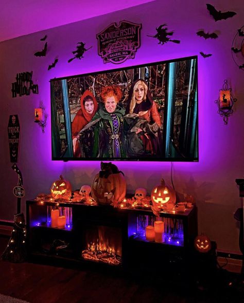 @aghostofoctober on ig October Fest, The Pumpkin King, Halloween Bedroom, Halloween Movie Night, Dollar Store Halloween, Pumpkin King, Spooky Szn, Diy Halloween Projects, Halloween Yard Decorations