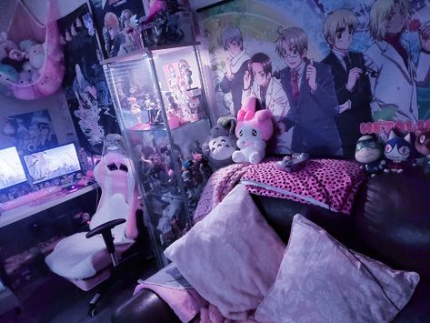 Yami Kawaii Room, Otaku Room Aesthetic, Bedroom Aesthetic Grunge, Bedroom Aesthetic Dark, Dark Bedroom Aesthetic, Pastel Goth Decor, Anime Bedroom Ideas, Kawaii Room Ideas, Gamer Bedroom