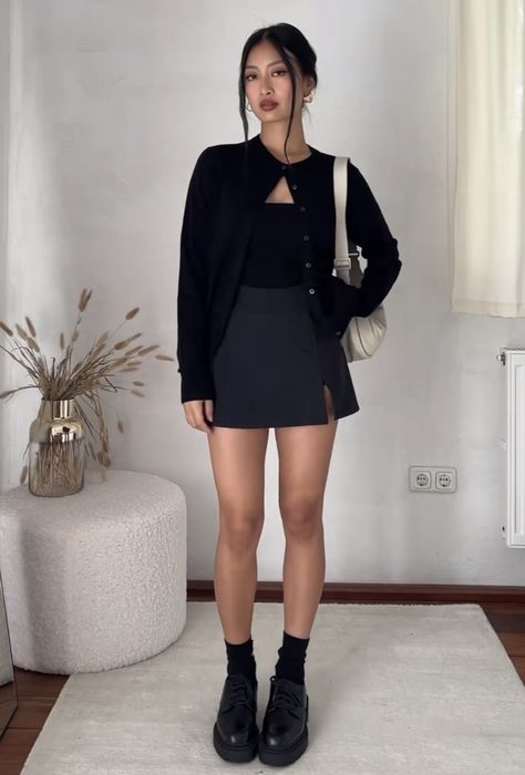 Outfits With Black Skirt Aesthetic, Black Nice Outfits, Cute And Edgy Outfits, Girly Lunch Outfit, Black Fall Skirt Outfits, Outfit Inspo Classy Chic, Using Dress As Skirt, Minimalist Fashion Skirts, Bar Outfit Night Skirt