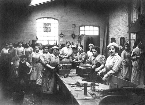 Hull England, Vintage Factory, Kingston Upon Hull, Engineering Works, Welfare State, East Yorkshire, British Women, Library Services, British Soldier