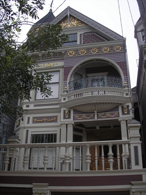 Victorian Balcony, San Francisco Victorian, Pretty Buildings, Homes Architecture, Interesting Houses, Victorian Exterior, Old Victorian Homes, Victorian Style Homes, Sims Builds