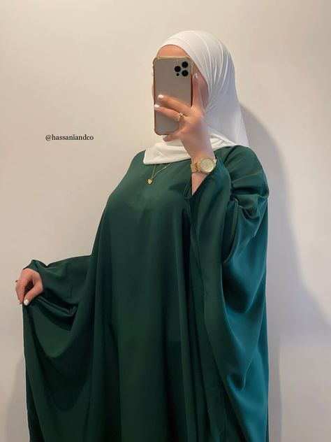 Green Abaya Hijab Styles, Emerald Green Abaya Outfit, Emerald Green Hijab Outfit, Latest Abaya Designs New Ideas 2023, Green Abaya Designs, Hijab Shar3i, Green Abaya Outfit, Green Dress Hijab, Dark Green Abaya