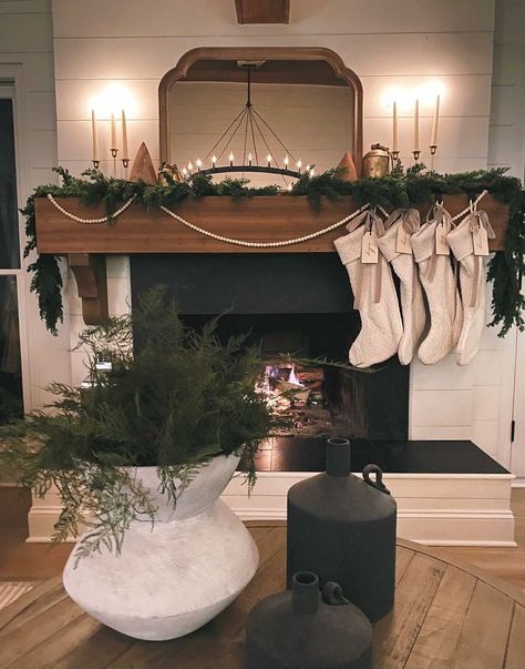 Garland Fireplace Mantle, Fireplace And Mantle, Making A Bed, Living Room Christmas Decor Ideas, Great Room Decor, Room Christmas Decor Ideas, Decor Beads, Living Room Christmas Decor, Room Christmas Decor