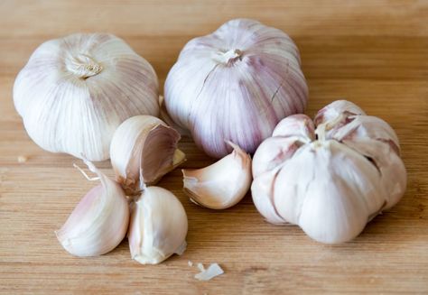 We tried the garlic peeling hack that's going viral on Twitter—does it actually work? Jacque Pepin, Healthy Superfoods, Organic Remedy, Health Trends, Chopped Garlic, Organic Health, Fresh Garlic, Cooking Techniques, Roasted Garlic