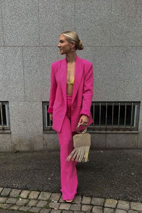 Blonde girl Scandinavian style fashion pink suit pants outfit fall aesthetics autumn höstoutfit höstkläder autumn aesthetics Stockholm style trending street style colours Suit Pants Outfit, Pink Suits Women, Pink Blazer Outfit, Pants Outfit Fall, Blazer Outfits For Women, Pink Suit, Pink Blazer, Outfit Fall, Pink Pants