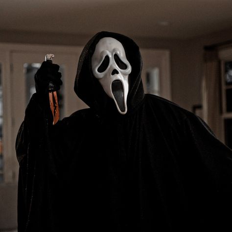 Scream Film, Helloween Wallpaper, Scream Mask, Scream 2, Horror Photos, Scream Franchise, Ghostface Scream, Horror Movie Icons, Scream Movie