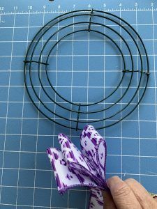 Easy Ribbon Wreath, Making Ribbon Wreaths, Wire Ribbon Wreath, Ribbon Wreath Tutorial, Ribbon Wreath Diy, Bow Making Tutorials, Diy Wreath Bow, Ribbon Wreath Christmas, Easter Mesh Wreaths