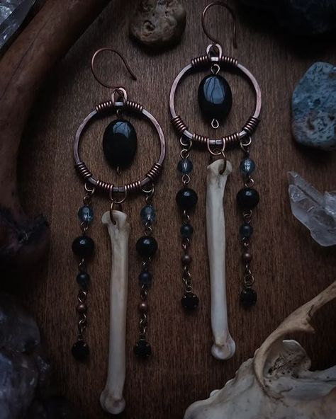 Animal Bones Jewelry, Bone Jewelry Aesthetic, Diy Goth Earrings, Crowcore Jewelry, Witchy Jewelry Aesthetic, Bone Jewelry Diy, Oddity Earrings, Witch Jewelry Diy, Handmade Earrings Ideas Diy