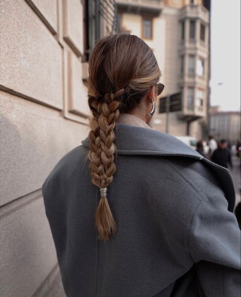 Paola Alberdi, Look Work, Easy Work Hairstyles, Style Braids, Outfit Elegant, Two Braids, Easy Work, Elegant Office, Grey Coat