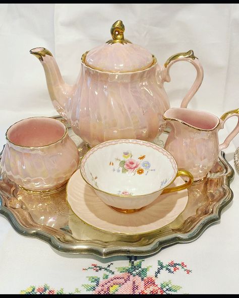 ☕🍰🌸Victorian Tea Time🌸🍰☕ on Instagram: “Tea time🌿🌸🫖🌸🌿 #sadler #pink #teapots #shelley #teacupsofinstagram #teacups #cottagecore” Tea Pot Aesthetic, Tea Set Display, Tea Time Party, Vintage Tea Sets, Thrift Inspo, Tea Sets Vintage, China Tea Cups, Inspo Pics, Tee Set