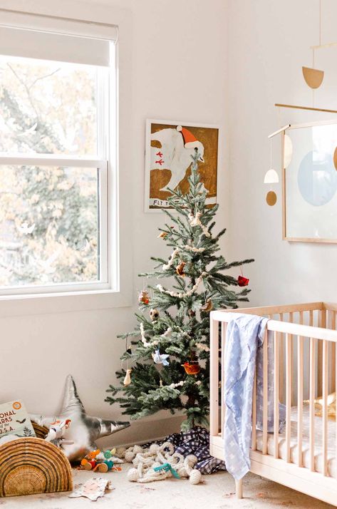 I like the simplicity of this holiday inspiration - a simple Christmas tree in a kid's room or nursery, mixed with metallic star pillows and Santa hats on the artwork. #christmasdecor #nurserydecor Nursery Christmas Tree, Crafts To Make And Sell Unique, Fresh Garland, Big Christmas Gifts, Nursery Christmas, Violetta Disney, Fresh Garlands, Kids Holiday Gifts, Kids Holiday