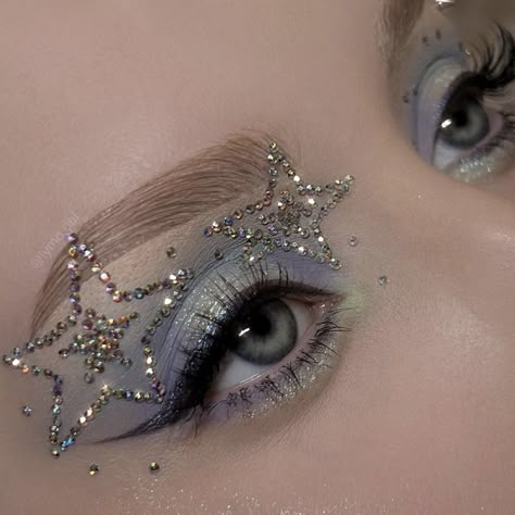 Silver Glitter Liner Eye Makeup, Silver Rave Makeup, Sparkly Makeup Aesthetic, Dark Glitter Makeup, Glitter Liner Eye Makeup, Makeup With Stars, Stars Makeup Look, New Years Eyeshadow Looks, Shiny Makeup Look