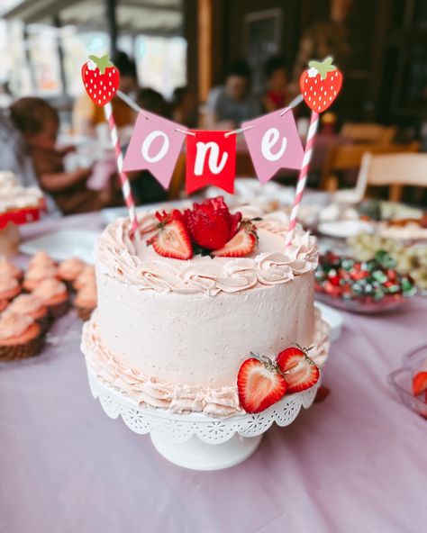 Berry One Smash Cake, Diy Strawberry Smash Cake, Simple Strawberry Smash Cake, Strawberry Themed First Birthday Cake, 2nd Strawberry Birthday, Strawberry Shortcake Smash Cake 1st Birthdays, Simple Berry First Birthday, Smash Cake Berry First Birthday, Berry First Birthday Theme Ideas