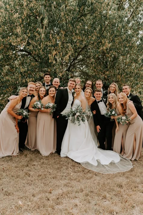 Bridal-party-smiling-at-The-Highlands Large Wedding Party Photos Group Shots, Bridal Party Poses Group Shots, Bridal Party Group Photos, Wedding Poses Bridal Party, Full Wedding Party Photos, Wedding Picture Poses With Bridal Party, Big Bridal Party Photos, Bridal Party Picture Ideas, Full Bridal Party Photos