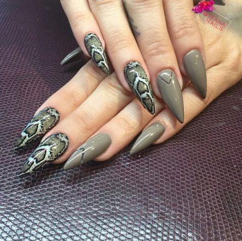 Snake Print Stiletto Acrylic Nails Snake Skin Nails, Animal Print Nails Art, Stiletto Nails Designs, Skin Nails, Animal Print Nails, Glam Nails, Unique Nails, Fancy Nails, Nail Art Tutorial