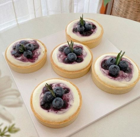 Blueberry Tarts, Berry Tarts, Kue Macaroon, Brave Merida, 귀여운 음식 그림, Pretty Dessert, Food Babe, Think Food, Fruit Desserts