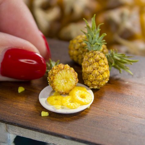 TUTORIAL Miniature Pineapple With Polymer Clay for 1:12 Scale Dollhouse PDF Video - Etsy Clay Pineapple, Clay Types, Poly Clay Ideas, Food Polymer Clay, Miniature Food Tutorials, Miniature Fruit, Making Miniatures, Pineapple Rings, Ripe Pineapple