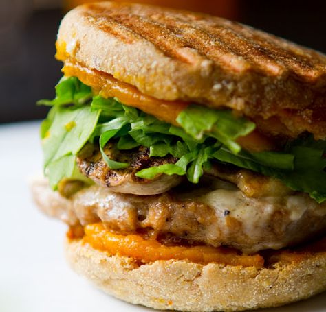 Jack-o-Pumpkin Breakfast Sandwich #vegan Eat Colorful, Wild Rose Detox Recipes, Sandwich Healthy, Cheese Mushrooms, Burger Sandwich, Vegan Sandwiches, Pumpkin Breakfast, Vegan Pumpkin Recipes, Breakfast Sandwich Recipes