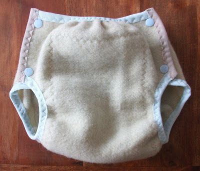 Pepper Place: How to make a $4 wool nappy cover/soaker from a bl...  @@@ simple idea tutorial Diy Cloth Diapers, Wool Diaper Cover, Diaper Cover Pattern, Diy Wool, Reusable Diapers, Reusable Nappies, Cloth Nappies, Cloth Pads, Diy Couture