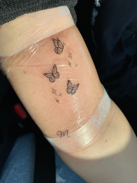 Thigh Tattoos For Women, Cute Thigh Tattoos, Tattoo Ideas Unique, Tattoo Artist Tattoo, Tato Minimal, Tattoo Design Tattoo, Small Girly Tattoos, Cute Hand Tattoos, Butterfly Tattoos For Women