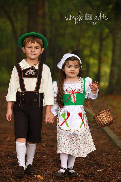 Hansel and Gretel by simplegiftsphotography, via Flickr Hansel And Gretel Costumes, Stroller Costume, Sibling Halloween Costumes, Twin Costumes, Sibling Costume, German Costume, Twin Halloween, Twin Halloween Costumes, Fairy Tale Costumes