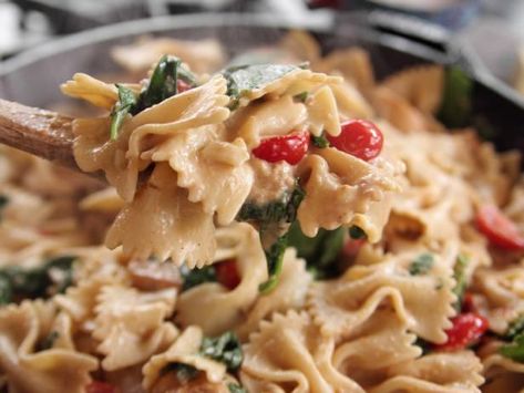 Get Bow-Tie Skillet Alfredo Recipe from Food Network Thursday Dinner, Meal Train, Turkey Dinners, Alfredo Chicken, Ree Drummond Recipes, Pasta With Spinach, Veggie Dinner, Skillet Recipes, Supper Ideas