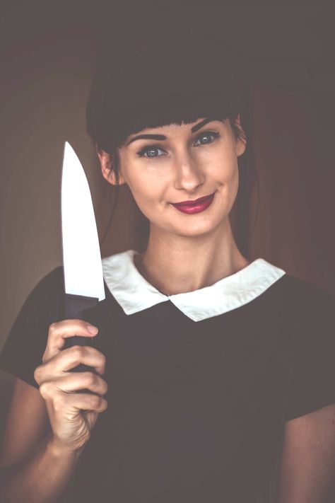 girl with knife Best Chefs Knife, Knife Drawing, Traditional Witchcraft, Master Chef, Kitchen On A Budget, Classic Literature, Photo Reference, Drawing Tips, Modern Kitchen Design