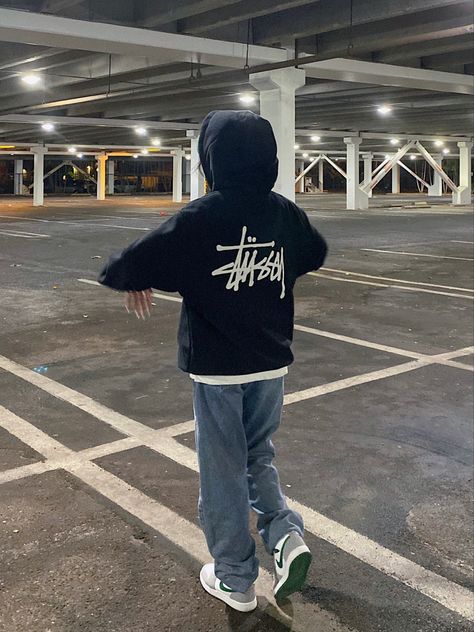 Navy Blue Stussy Hoodie, Navy Stussy Hoodie Outfit, Navy Stussy Hoodie, Black Stussy Hoodie Outfit, Stussy Hoodie Outfit Women, Stussy Hoodie Aesthetic, Black Hoodie Outfit Ideas, Stussy Tshirt Outfit, Stussy Outfit Woman