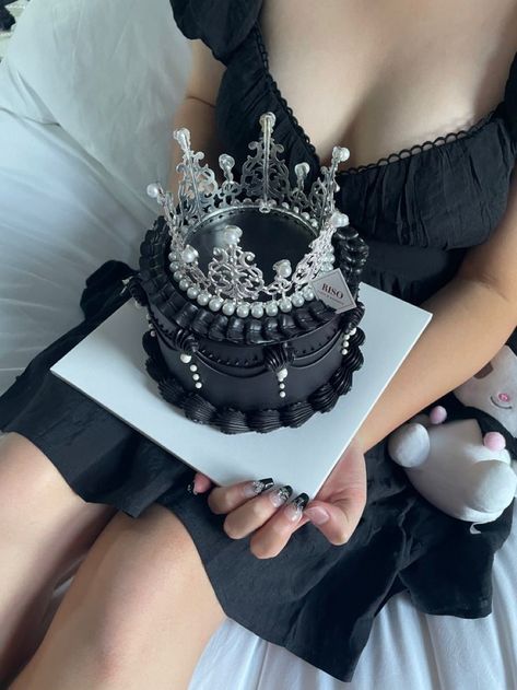 Black Bday Cake Aesthetic, Birthday Cake Dark Aesthetic, Teenager Cake Ideas, Black Birthday Party Aesthetic, Black Cake Aesthetic, Black Bday Cake, Kuromi Birthday Party, Kuromi Cake, Cake Decorations Ideas