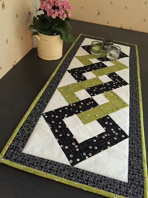 Interlocking squares - free Craftsy pattern Island Chain Quilt Pattern Free, Quilt Table Runner Patterns, Modern Table Runners Quilted, Table Runners Patterns, Quilt Placemats, Quilted Runners, Table Runner Ideas, Contemporary Table Runners, Table Runner Patterns