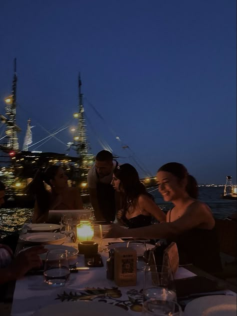 Luxury Best Friends Aesthetic, Boat Dinner Aesthetic, Yacht Dinner Aesthetic, Cute Dinner With Friends, Dinner And Drinks Aesthetic, Boat Party Night, Wine Friends Aesthetic, Wine With Friends Aesthetic, Restaurant With Friends Aesthetic