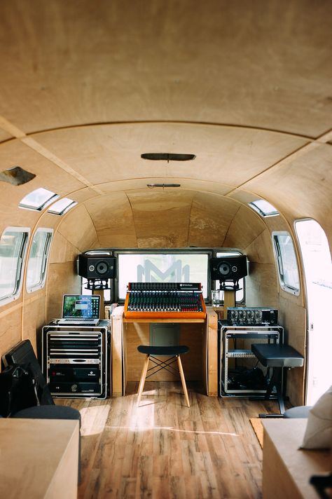 Cool Air Stream Studio Mobile Recording Studio, Home Music Rooms, Air Stream, Hawaiian Music, Audio Studio, Studio Music, Recording Studio Design, Kombi Home, Podcast Studio