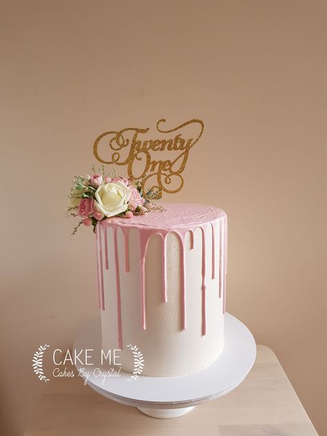 Pink Drip Cake With Flowers, Pink Cake With White Drip, Cake Decorating Fresh Flowers, Pink Drip Cake Birthday, White And Pink Birthday Cake, Pink And Gold Drip Cake, Pink White And Gold Cake, Drip Cake Designs, Mothers Cake