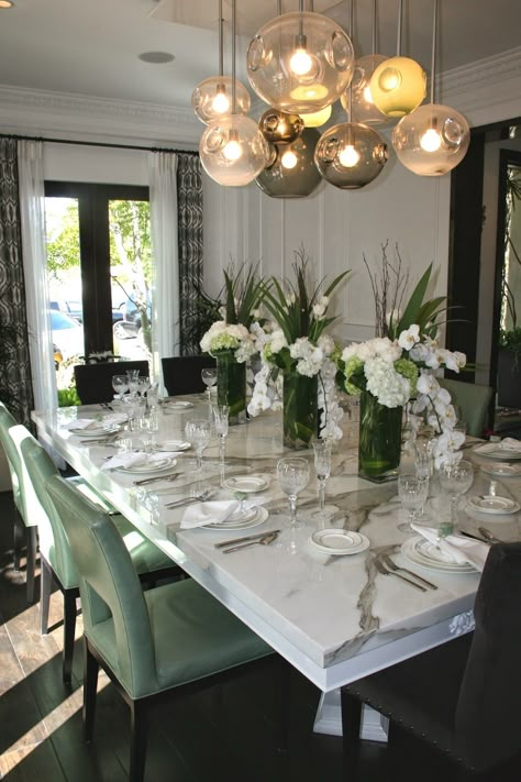 this dining room with its gorgeous chandelier and marble table Thanksgiving Table Settings Rustic, Green Dining Room, Dining Room Centerpiece, Dining Room Table Centerpieces, Ghost Chairs, Dining Room Table Decor, Beautiful Dining Rooms, Thanksgiving Table Settings, Luxury Dining Room