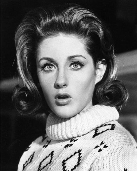 Melody Timeless Lesley Gore 1960s, Decade Hairstyles, Leslie Gore, Emoticons Text, 70s Singers, Lesley Gore, Lgbtq Icons, 60s Girl, Old Celebrities