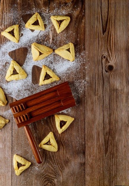 Jewish holiday background with hamantaschen cookies and carnival mask for purim. copy space. Happy Purim Images, Purim Aesthetic, Purim Wallpaper, Hamantaschen Cookies, Happy Purim, Vintage Bakery, Food Vintage, Carnival Mask, Photo Food