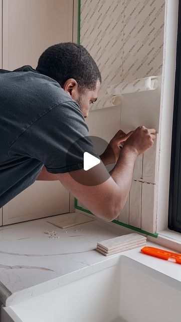 HGTV Canada on Instagram: "Unleash your inner designer with this step-by-step backsplash tiling tutorial! 💫☺️ @intl_peach" Kitchen With Backsplash Ideas, Lichen Backsplash Ideas, Galley Kitchen Backsplash Ideas, Diy Tile Backsplash In Kitchen, Diy Backsplash Ideas On A Budget, Kitchen Wood Backsplash, Vertical Backsplash Kitchen, Large Tile Backsplash Kitchen, How To Tile Backsplash