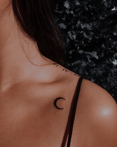 North Star Tattoos, Small Phoenix Tattoos, Meaningful Wrist Tattoos, Tattoos Aesthetic, Tiny Heart Tattoos, Small Shoulder Tattoos, Small Girl Tattoos, Stylist Tattoos, Tattoo Style Drawings