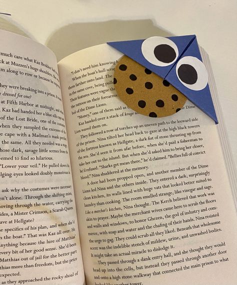 Origami Bookmark Corner, Bookmarks Ideas, Monster Bookmark, Origami Bookmark, Corner Bookmarks, Book Markers, Apa Aja, Cookie Monster, Monster Cookies