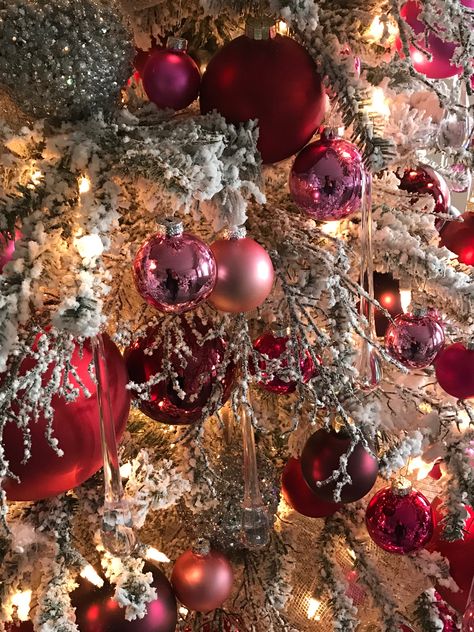 Classy Christmas Tree, Pink Christmas Tree Decorations, Classy Christmas Decor, Christmas Dreaming, Holiday Inspo, Christmas Tree Decorating Themes, Classy Christmas, Christmas Themes Decorations, Christmas Tree Inspiration