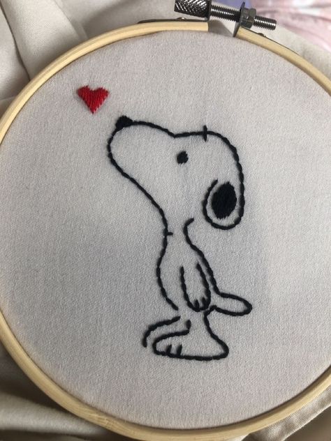 Cartoon Embroidery Patterns, Embroidery Cute Simple, Embroidery On Hoodies Ideas, Cute Easy Embroidery Ideas, Cute Embroidery On Tshirts, Embroidery Cute Designs, Cute Simple Embroidery Ideas, Snoopy Embroidery Pattern, Embroidery Inspo Aesthetic