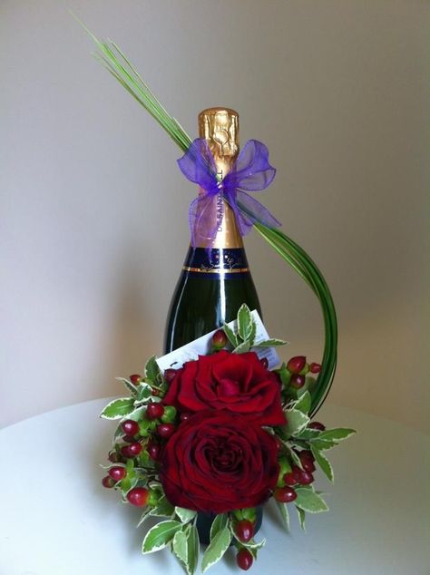 BOTELLA DECORADA Flowers And Champagne, Wine Bottle Flowers, Valentine Flower Arrangements, Bottle Gift Wrapping, Champagne Flowers, Bottle Centerpieces, Wine Gift Baskets, Creative Flower Arrangements, Wine Bottle Gift