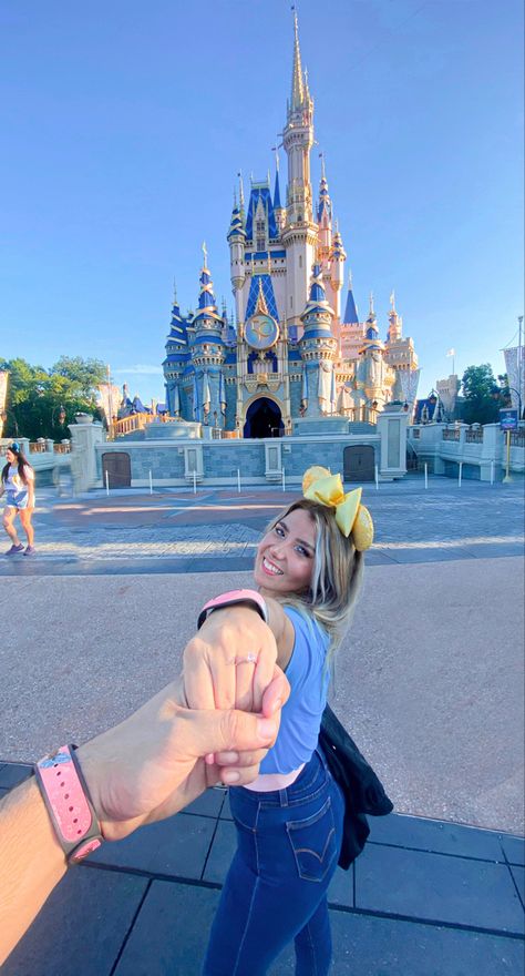 Disney Proposal Pictures, Disney World Photo Ideas Couples, Disney World Engagement Pictures, Disney Engagement Photos, Disney Proposal Ideas, Disney World Proposal, Disneyland Couples Pictures, Disneyland Proposal, Disney Engagement Pictures