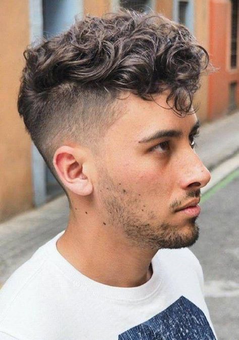 18 Curly Hairstyles for Men To Look Charismatic - Haircuts & Hairstyles 2019 #Hairstyles2019 Undercut Curly Hair, Men's Curly Hairstyles, Pompadour Men, Everyday Curls, Trendy Mens Haircuts, Men Haircut Curly Hair, Top Hairstyles, Corte De Cabelo Masculino, Curly Bob Hairstyles