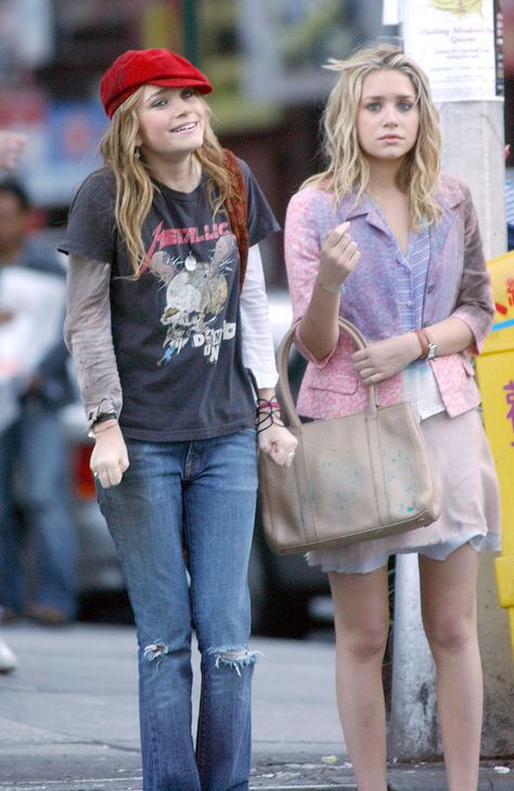 Moda anni 2000, aka... gli outfit delle gemelle Olsen in "Una pazza giornata a New York"- CosmopolitanIT Early 2000s Outfit Ideas, 2000 Outfit, 00’s Fashion, Olsen Twins Style, 2000s Outfit, 2010s Fashion, 2000s Fashion Trends, Mischa Barton, 2000s Clothes