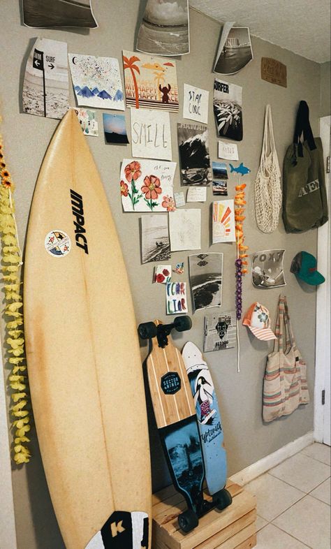 Retro Surf Bedroom, Pouge Aesthetic Room, Surf Themed Room, Surfer Themed Room, Beach Room Decor Aesthetic, Hawaii Room Ideas, Vintage Surf Bedroom, Surfboard In Room, Surfing Room