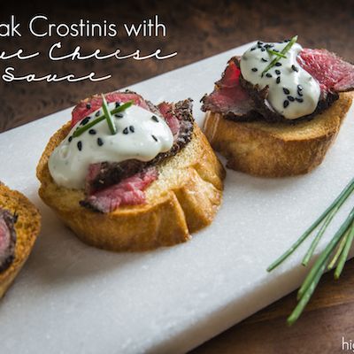 Homemade Asian Food, Steak Crostini, Christmas Beef, Platter Party, Appetizer Christmas, Steak With Blue Cheese, Beef Appetizers, Italian Antipasto, Crostini Appetizers