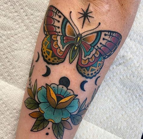 Neo Traditional Spine Tattoo, Traditional Spine Tattoo, Colorful Sleeve Tattoos, American Traditional Tattoo Ideas, Traditional Tattoo Ideas, Bug Tattoo, Moth Tattoo, Old School Tattoo Designs, Spine Tattoo