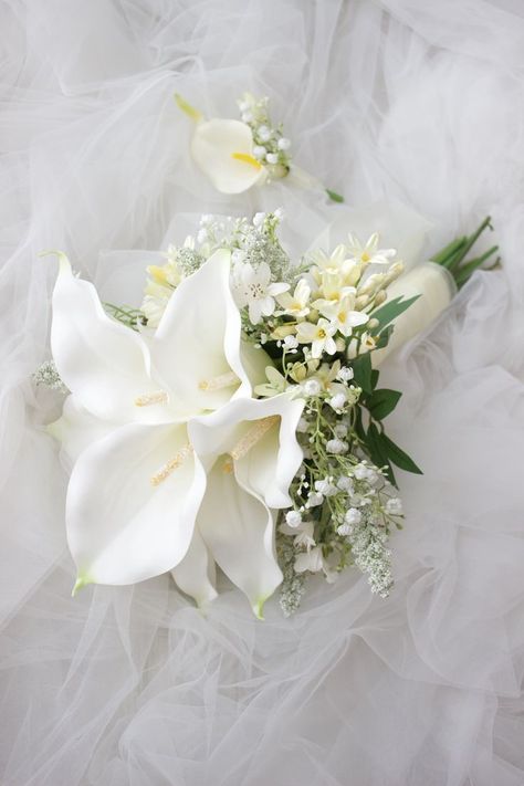 Bridesmaid Bouquet Beach Wedding, Best Bridesmaid Flowers, Lily Hand Bouquet Wedding, Faux Bridesmaid Bouquets, Elegant Bridesmaid Bouquet, Simple Bridesmaid Flowers, White Lily Bouquet Wedding, One Flower Bridesmaid Bouquet, Wedding Flowers Hand